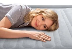 Intex Comfort Plush Luchtbed - Eenpersoons - Ingebouwde Elektrische Pomp -Camping Verkoop 1320 1900 67766 inuse4 2022 300