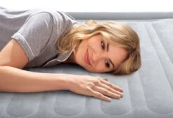 Intex Comfort Plush Luchtbed - Queensize - Ingebouwde Elektrische Pomp -Camping Verkoop 1320 1900 67770 inuse1 2022 300