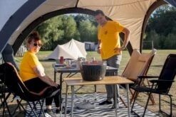 LotusGrill XL Hybrid Houtskoolbarbecue - Rood -Camping Verkoop lotus grill in gebruik met toppy shirtje 2