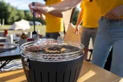 LotusGrill XL Hybrid Houtskoolbarbecue - Rood -Camping Verkoop lotusgrill in gebruik hamburger 3