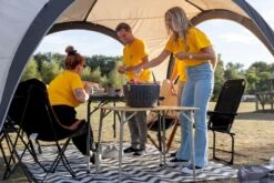 LotusGrill XL Hybrid Houtskoolbarbecue - Rood -Camping Verkoop sfeerfoto met meerdere shirtjes